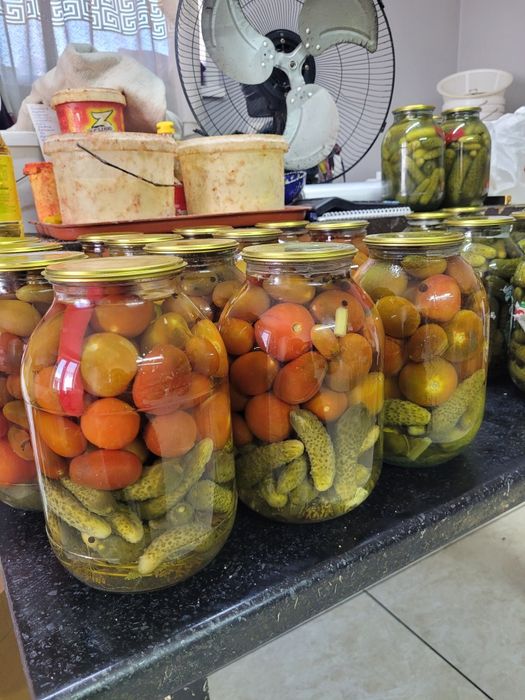 Огурцы в банке и памидоры