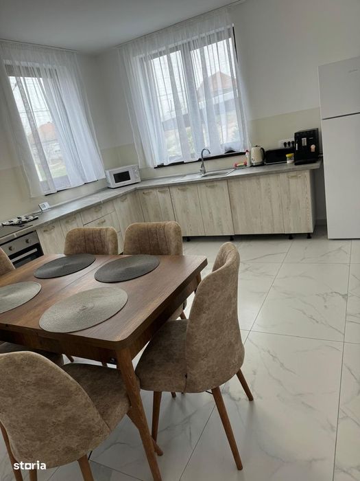 Casa semideckată cu 9 camere, în oraș