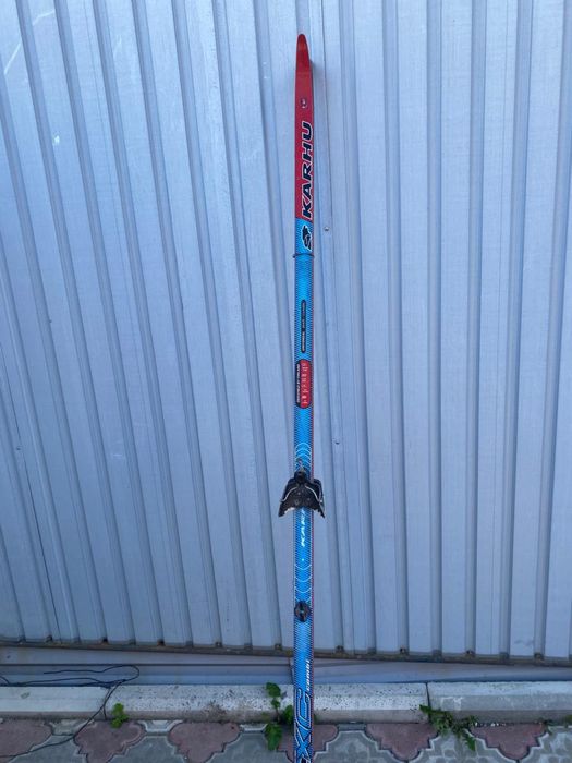 Продам лыжи ботинками и палками.