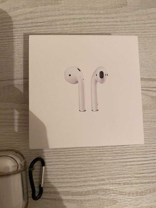 Продается AirPods 2-го поколения.