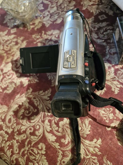 Видеокамера продам срочно