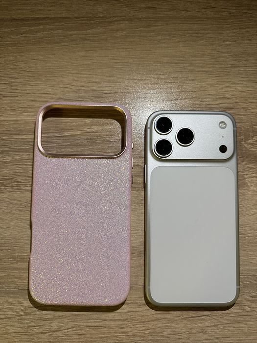 Блестящ розов кейс за iPhone 17 Pro Max.