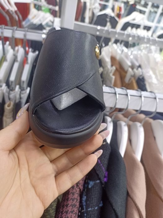 Шлепки на небольшой платформе