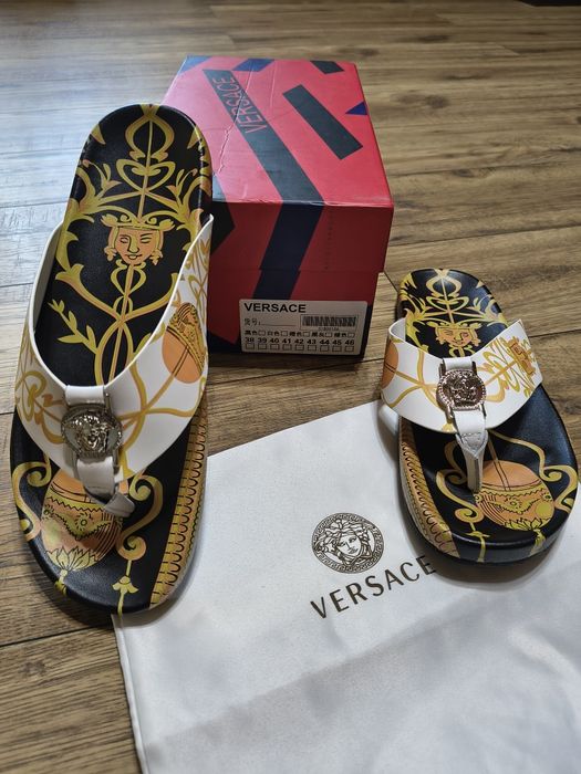 Vând slapi Versace