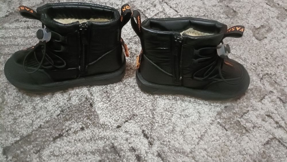 Ghete și cizme măsură 28- 130 ron toate