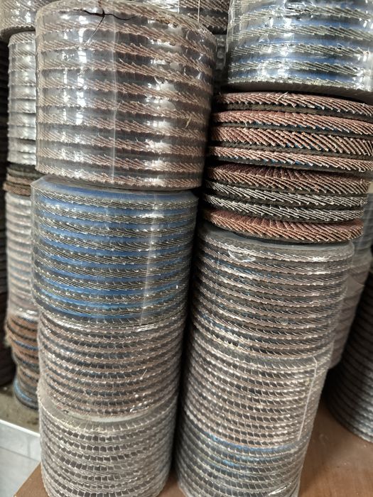 Лепестковый шлифовальный диск