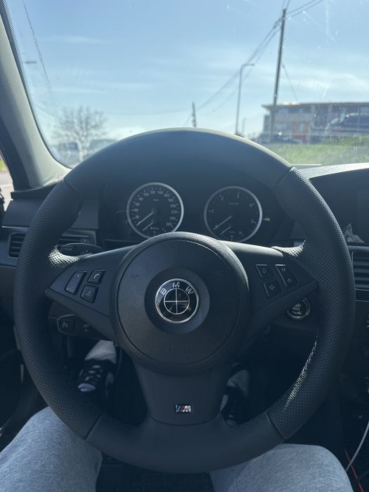 Vand sau schimb  volan e60 M cu volan de seria F compatibil cu e60