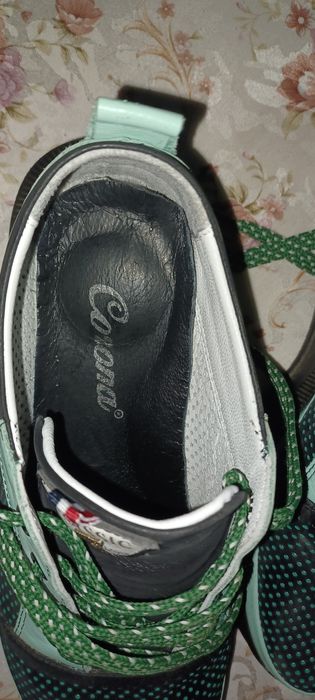 Продава дамски спортни обувки