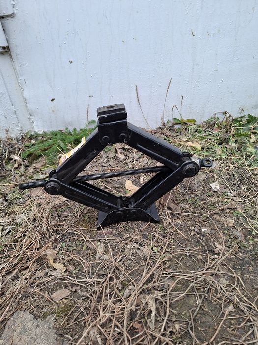 Продам домкрат в отличном состоянии