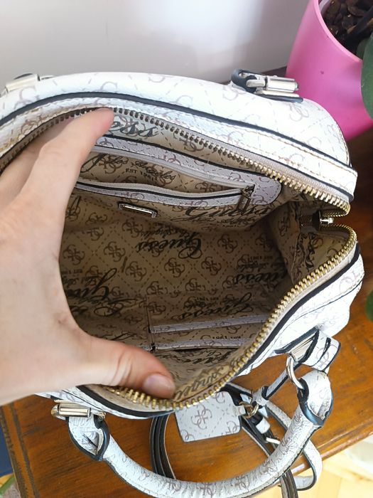 Дамска чанта GUESS