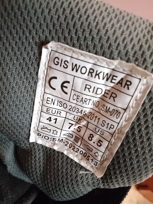 Ботинки с усиленными носами.