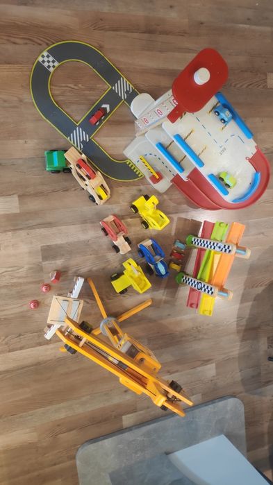 Продавам - дървени играчки кран, самолет, паркинг и др.