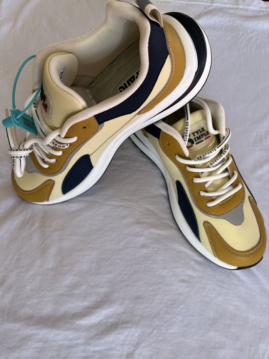 Кроссовки фирменные