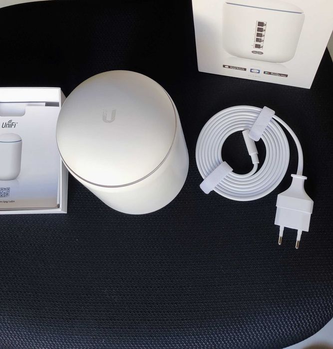 Ubiquiti UDM рутер (Unified Dream Machine) пълен комплект с кутия