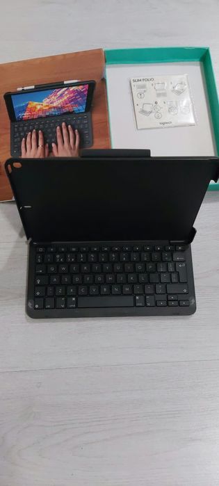 Калъф с клавиатура Logitech Slim Folio за iPad Air (3-то поколение)