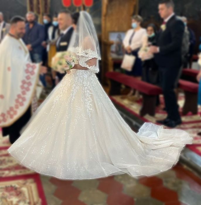 Rochie de mireasa cu trena, culore ivory.