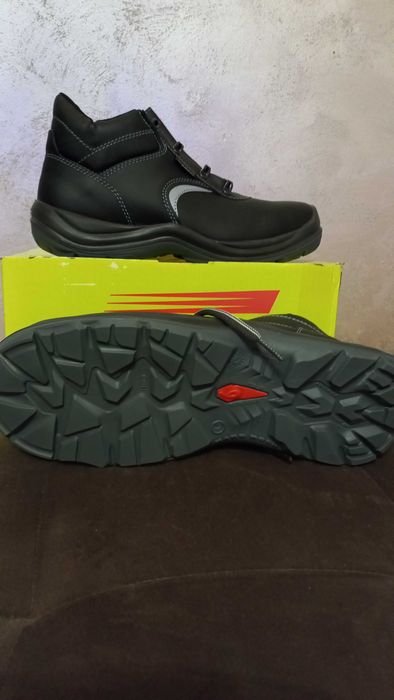 Работни обувки с бомбе