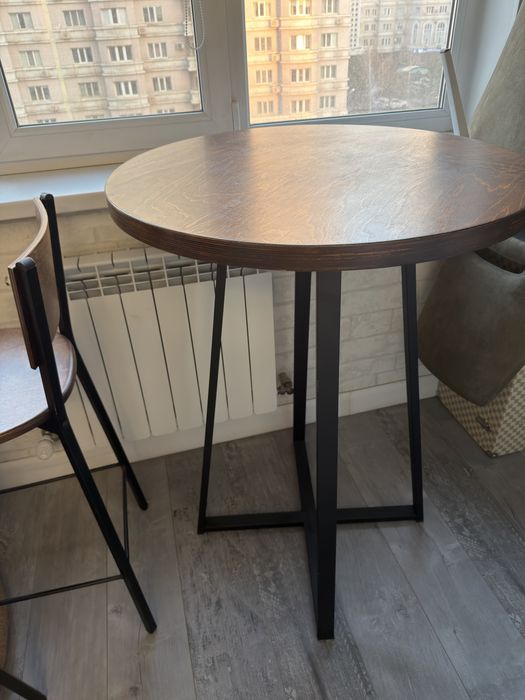 Продам барный стол со стульями