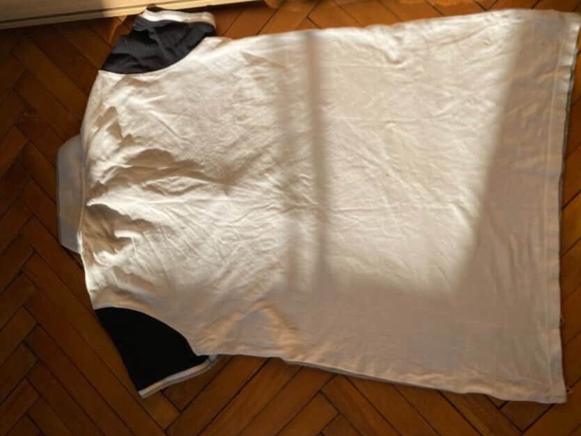 Tricou Guess polo alb-negru cu fermoar