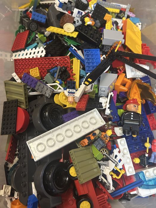 Лего части,човечета,коли…