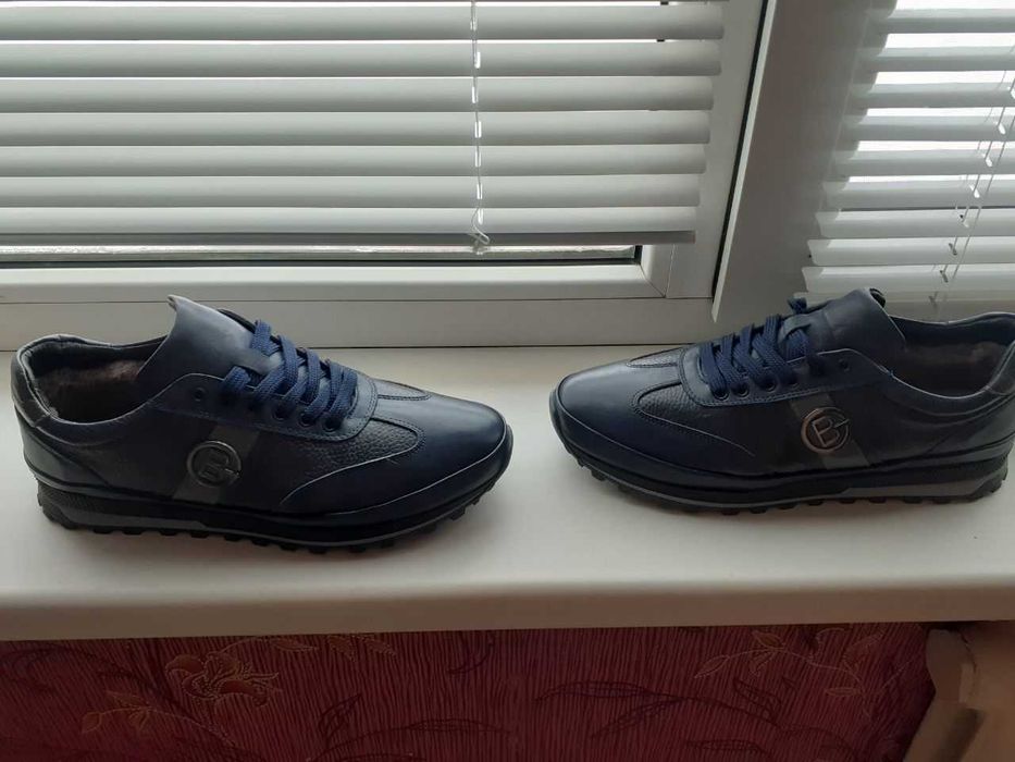 Кроссовки зимние, кожаные.