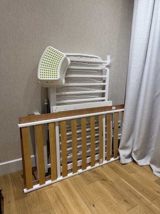 Продам детскую кровать с маятником