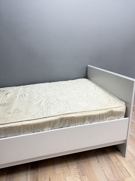 Продам кровать 200/90 см. С матрасом.