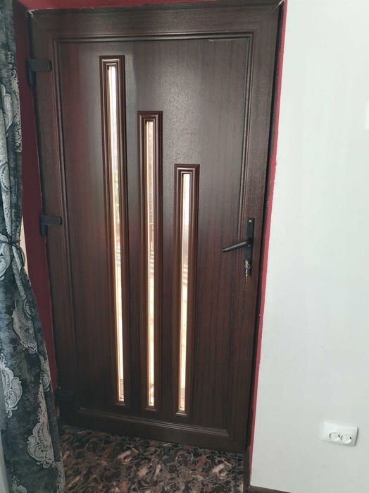 Vând ușa de termopan cu toc