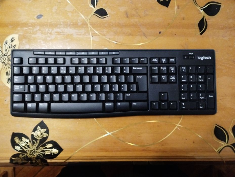 2 Logitech wireless și cu cablu