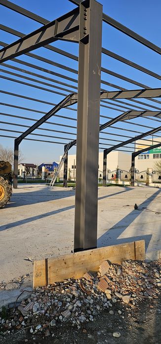 Vindem hala metalice de pe stoc dar realizam si pe comanda cu panouri sandwichi