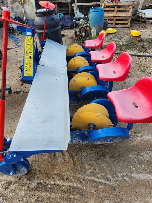 Сеялка 4 реда  нова