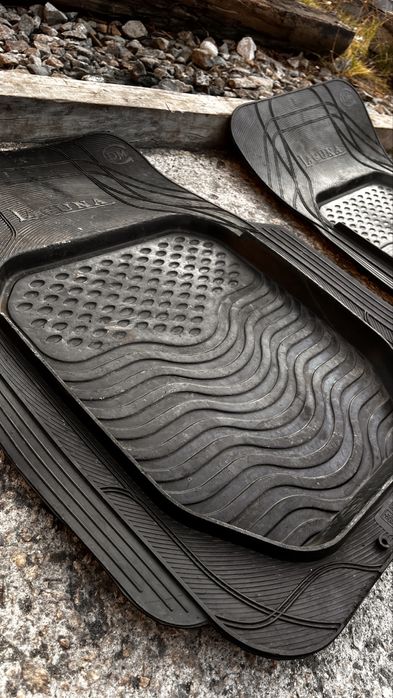 Продам коврики в авто универсальные