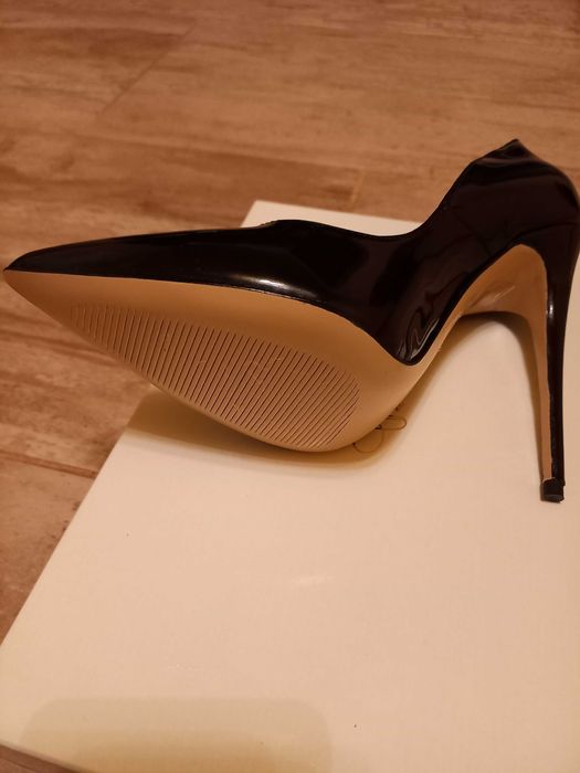 Pantofi stiletto negri.