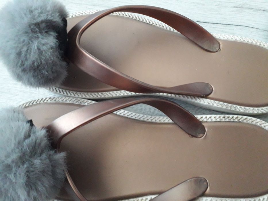 Детски летни чехли с пискюл