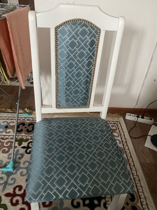 Куханая мебель, стол и 4 стула