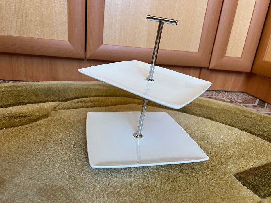 Елегантна двуетажна етажерка за всякакъв вид хапки