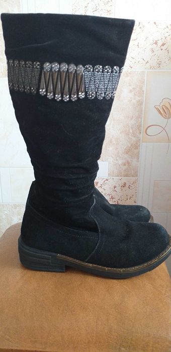 Продам недорого сапоги для девочки,размер 35(маломерят),цена 2000