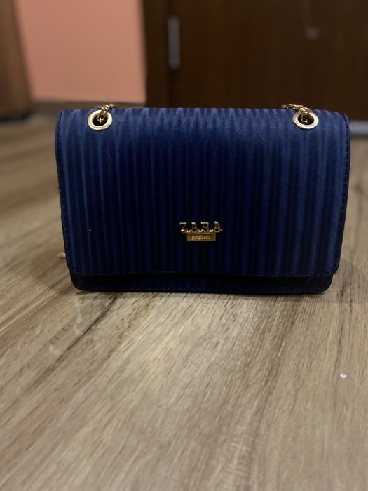Синя, модерна чанта ZARA.