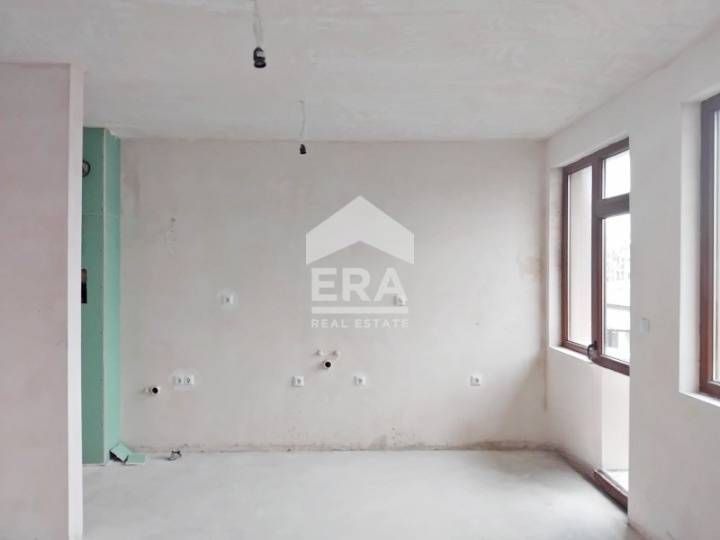 Просторен  три спален апартамент в готова сграда с включено парко мяст