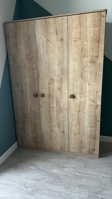 Двухярумная кровать , шкаф , стол