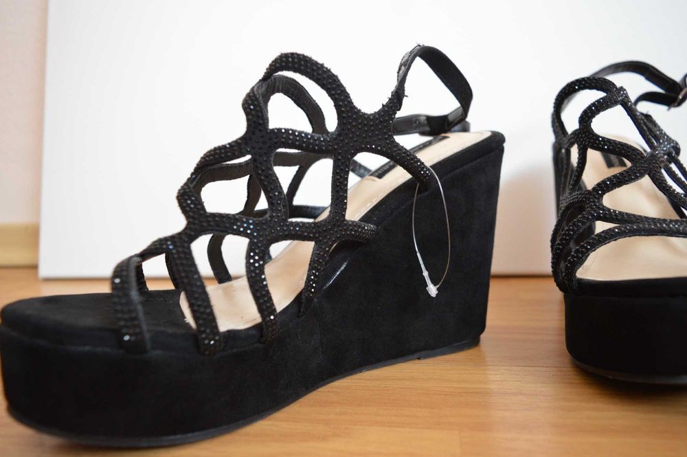 Нови елегантни черни сандали
