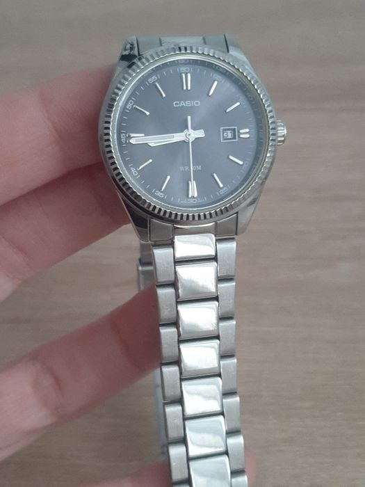 Ceas Casio Elegant Damă – Model Silver cu Ramă Zimțată (Tip Datejust)