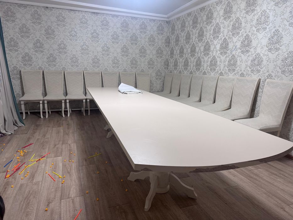 Стол с 16 стульями