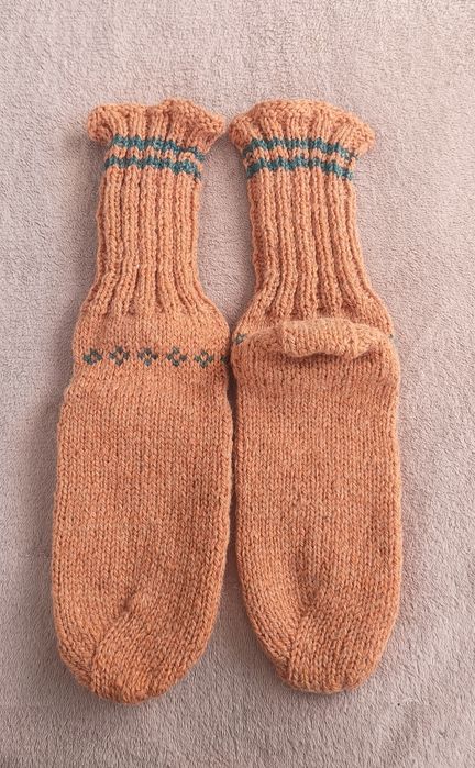 Коледни и обикновени, вълнени чорапи и терлици, ръчно плетени