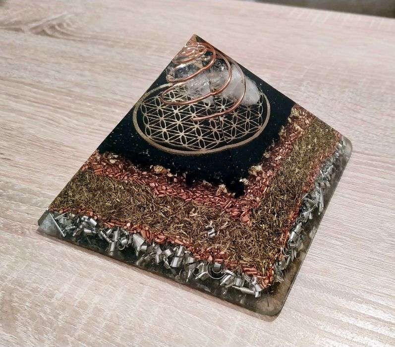 Orgonite® Piramidă cu Turmalină, Shungit, Cuarț, Obsidian 5,51"x5,51"