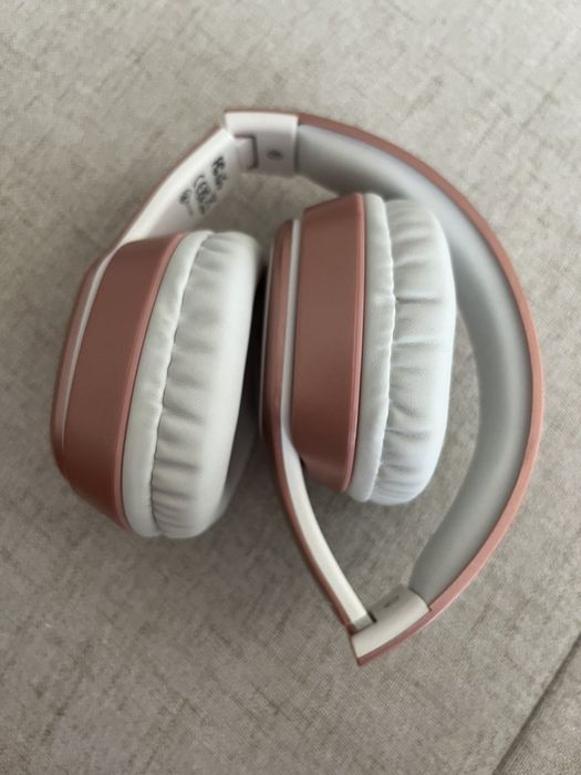 Розови слушалки с бели елементи
