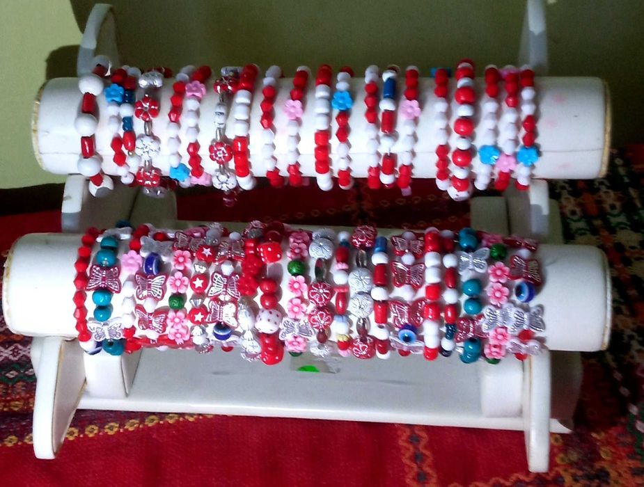 ПОДАРЪК ЕТАЖЕРКАТА! 40 ластични гривни-микс.Детски и дамски, различни.