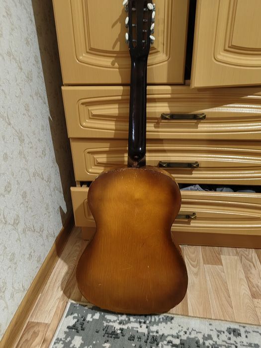 Гитара в хорошем состояния