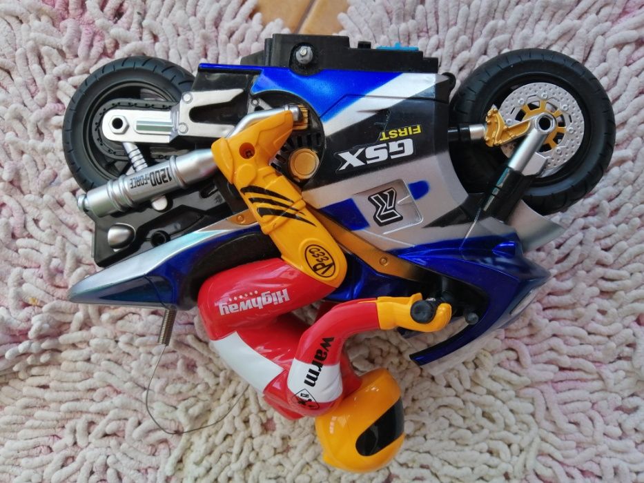 Свиреща играчка моторист +ПОДАРЪК количка