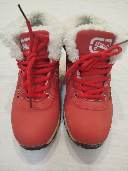 Мягкие, удобные ботинки на меху, не скользящая подошва.